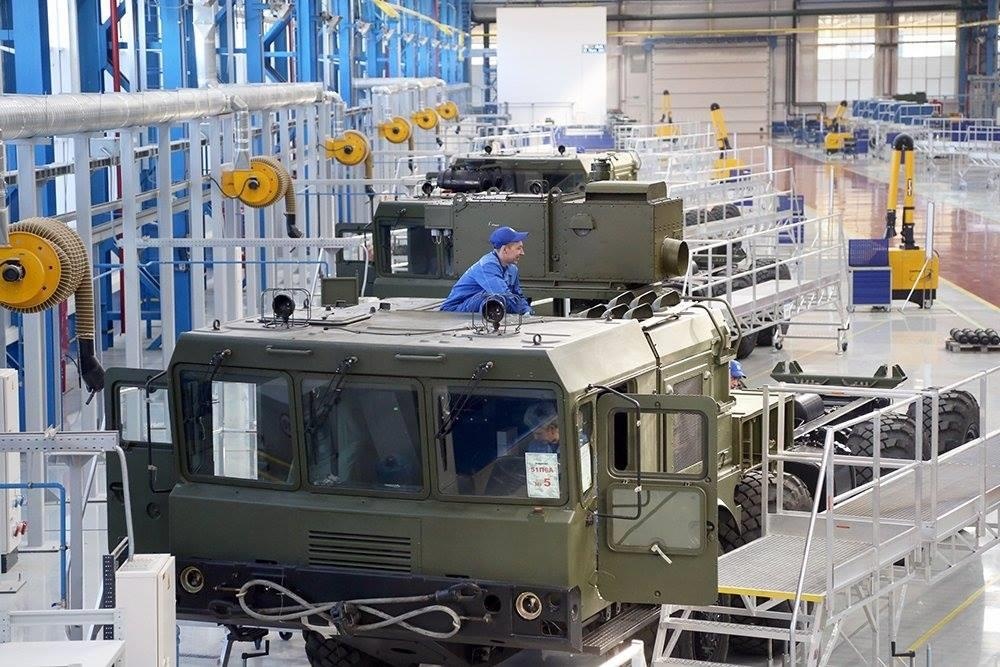 Ben trong day chuyen san xuat ten lua S-400 tai Saint Petersburg hinh anh