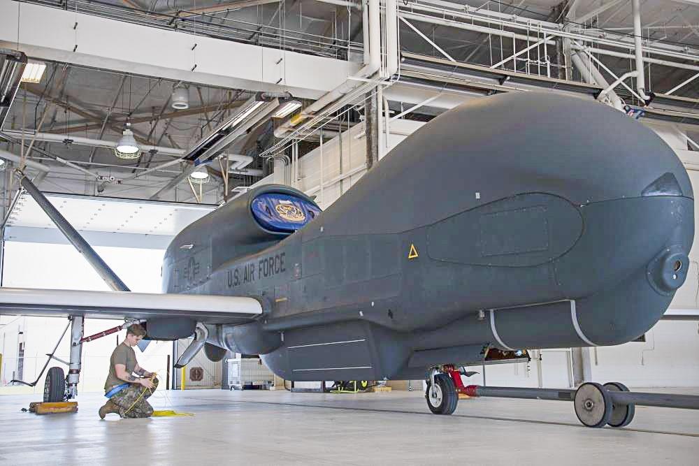 Uy luc may bay do tham 17 tan cua My vua bi Iran ban ha hinh anh