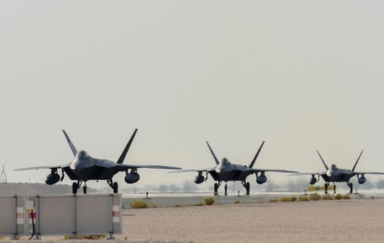 My trien khai 'thu an thit' F-22 den gan Iran hinh anh