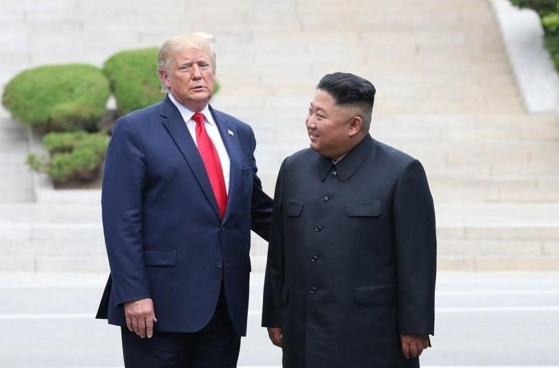 Khoanh khac khac thuong khi ve si Trump - Kim dung canh nhau o DMZ hinh anh