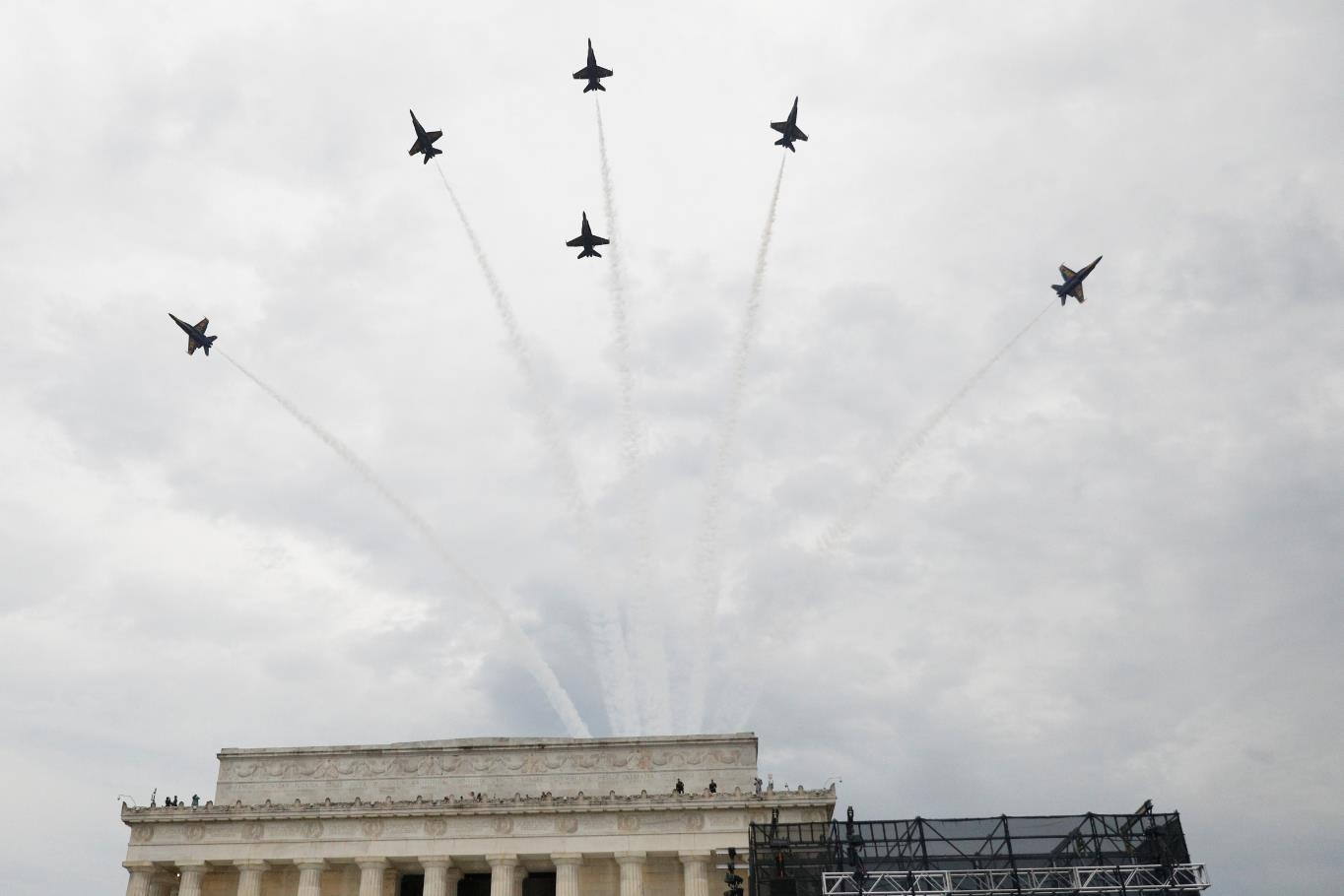 Le Quoc khanh khac thuong cua TT Trump voi may bay va xe tang pho dien hinh anh