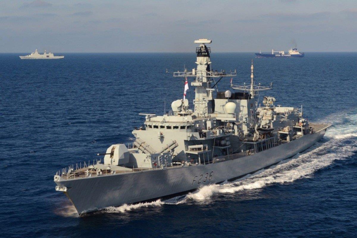 Chien ham Anh chia sung khien tau Iran bat hut tau dau tren bien hinh anh