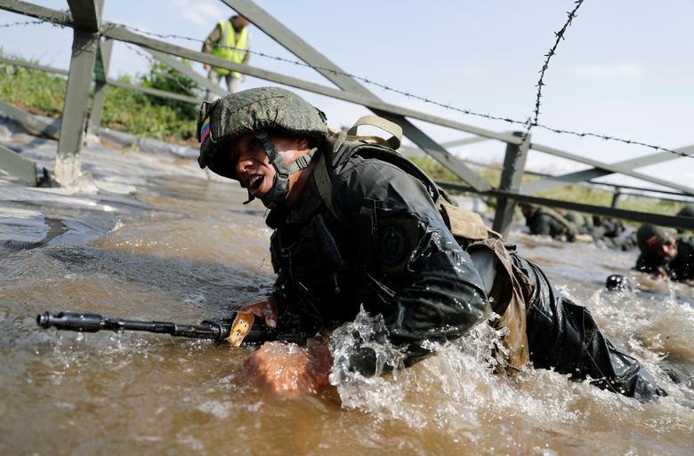 Binh si 38 nuoc dua xe tang, vuot rao thep gai tai Army Games hinh anh