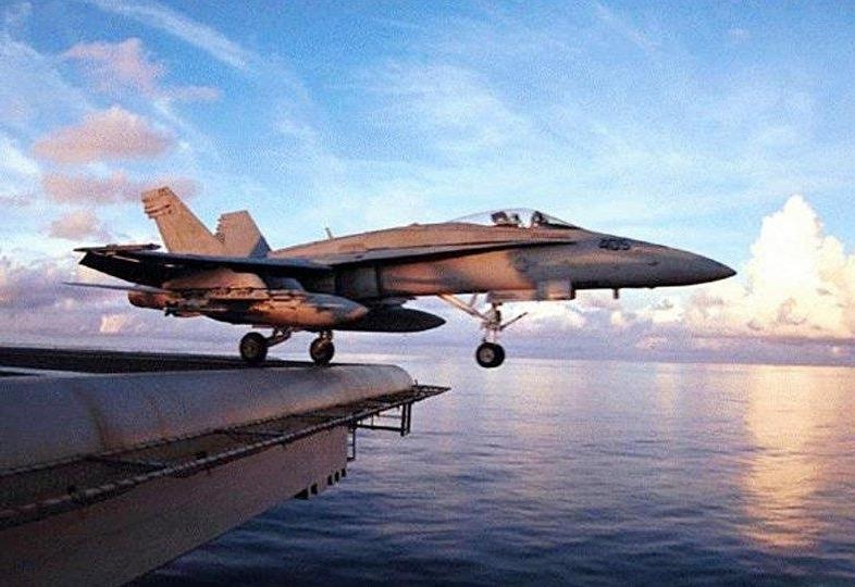 Ha canh loi tren tau san bay, phi co dam hong 4 tiem kich F/A-18 hinh anh