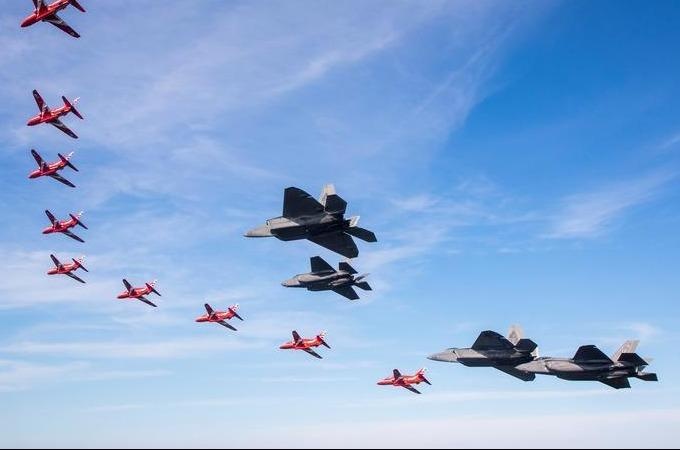 May bay tro tai nhao lon ben tuong Nu than Tu do hinh anh