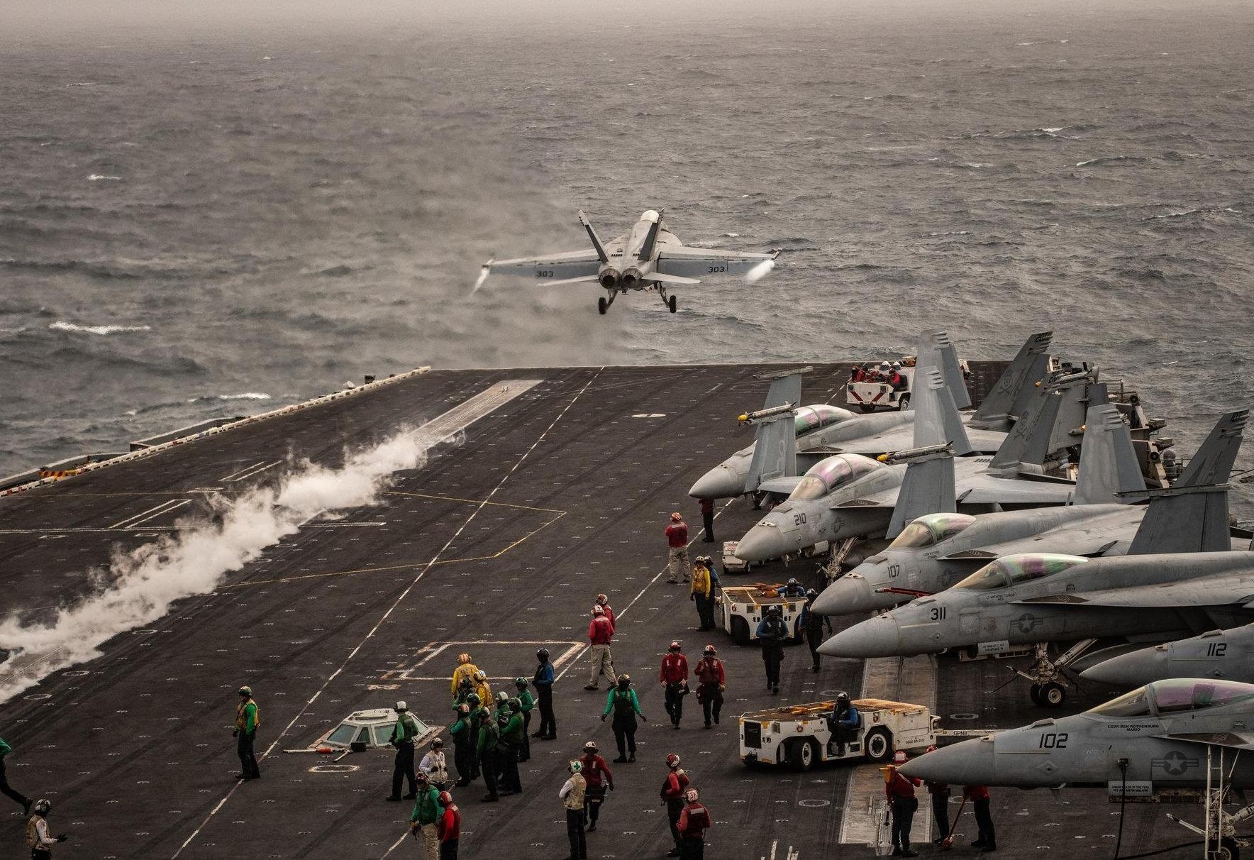 Tu khoang cach 1.000 km, sieu tau san bay My de doa Iran hinh anh