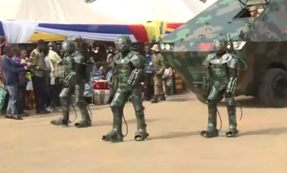 Quan doi Ghana khoe trang phuc chien binh nguoi may hinh anh