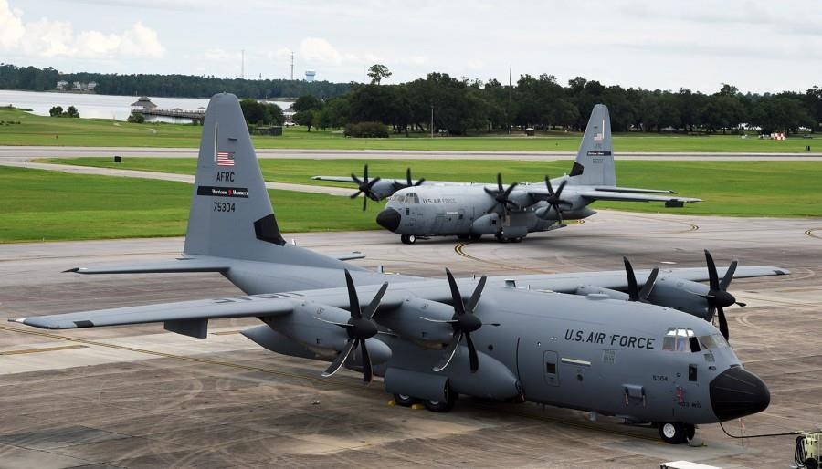 Khong quan My so tan may bay tranh sieu bao Dorian hinh anh