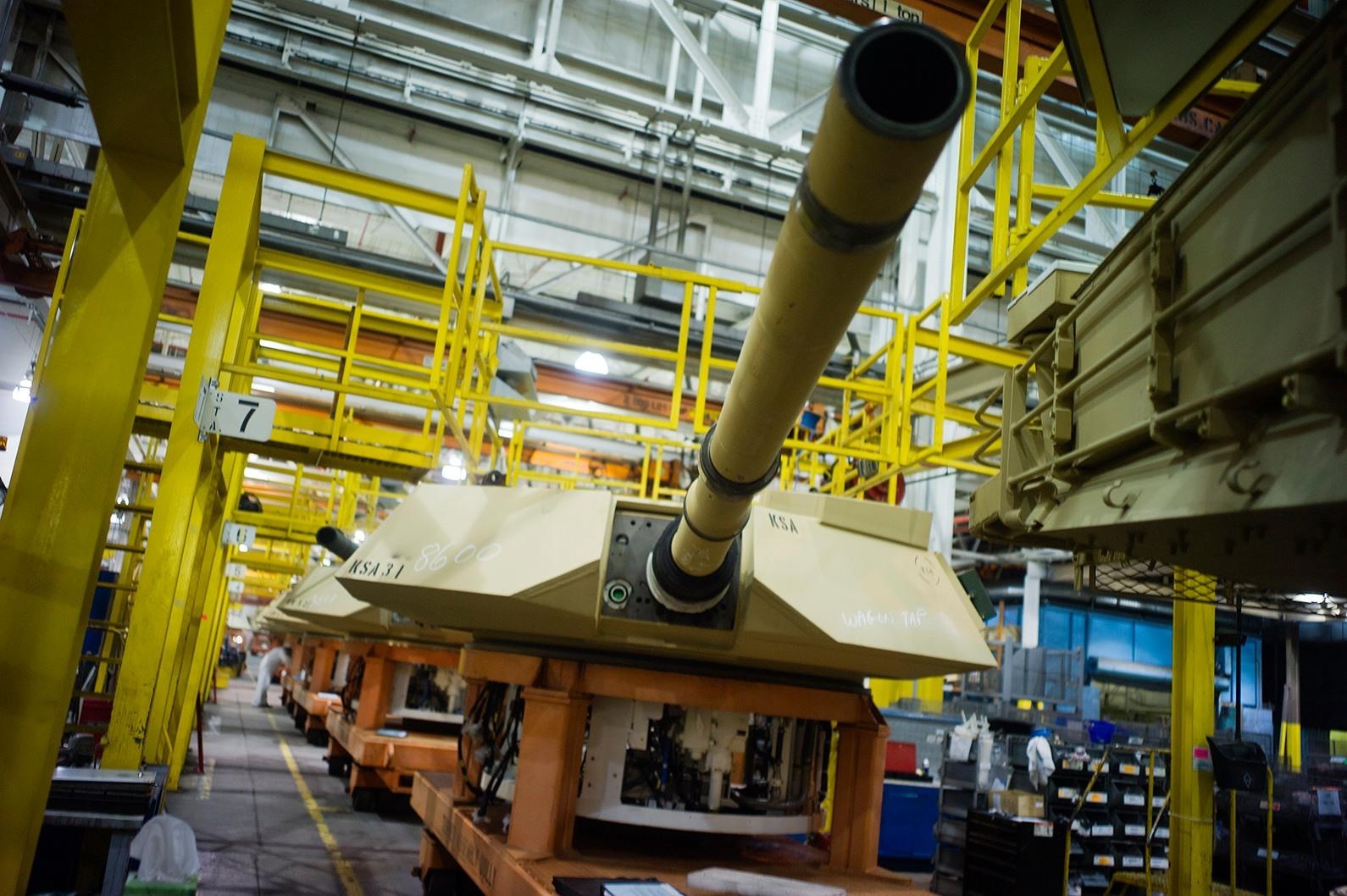 Ben trong nha may san xuat sieu xe tang M1A2 SEP V3 cua My hinh anh