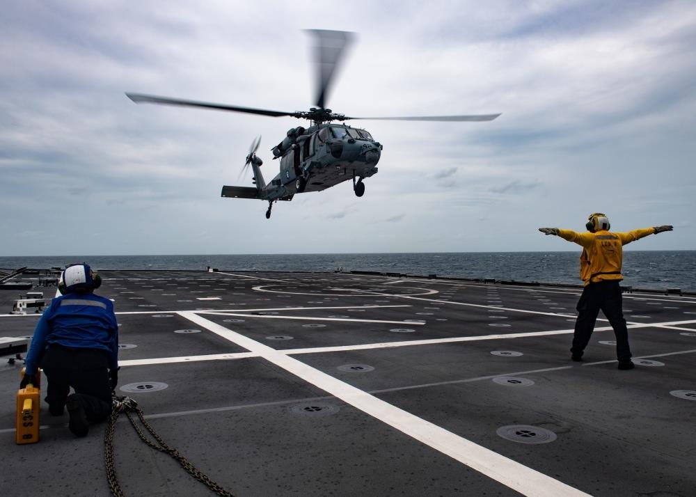 Tau chien Viet Nam sat canh cung cac nuoc tai dien tap AUMX hinh anh