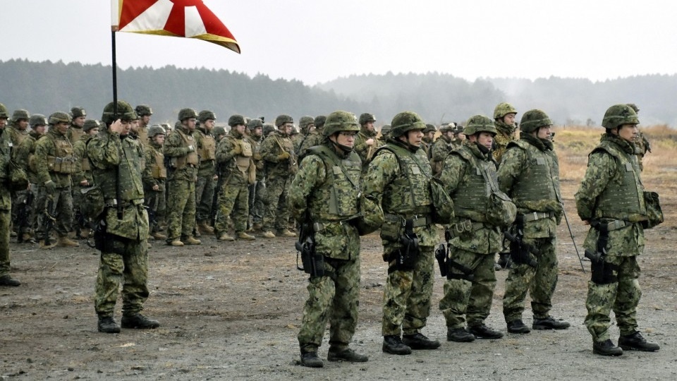 Tra luong thap cho binh si, Nhat Ban doi mat khung hoang nhan luc hinh anh