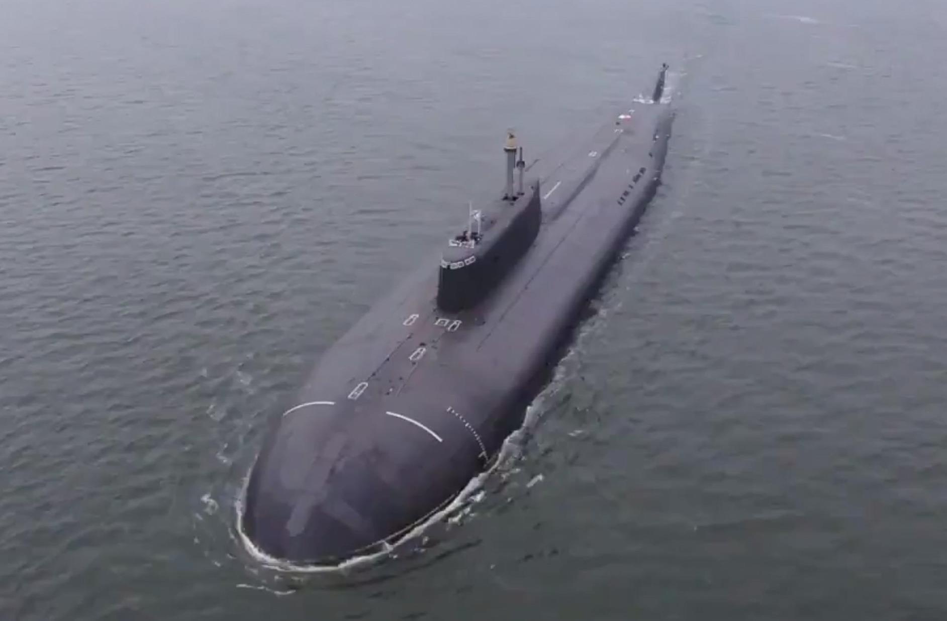 Tau ngam hat nhan Omsk phong ten lua diet muc tieu cach 350 km hinh anh