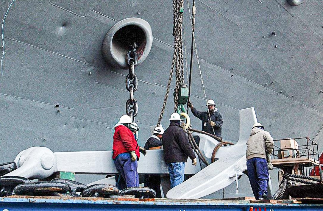 Tau san bay My nhan mon qua 32 tan tu chien ham USS Enterprise hinh anh