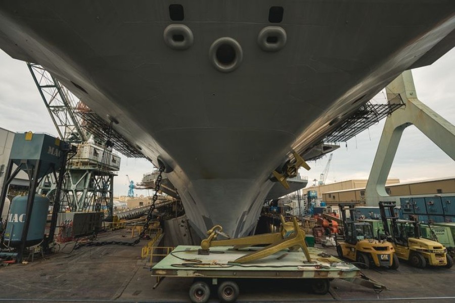 Tau san bay hat nhan dau tien anh 1
