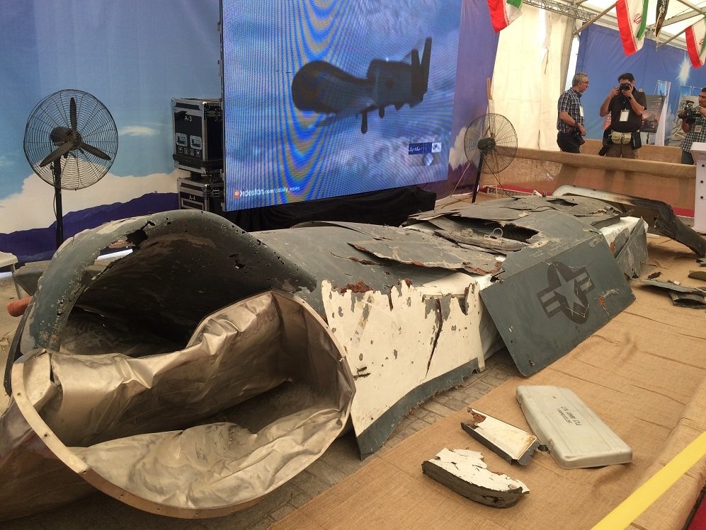 RQ-4 chi chit vet thung - Iran khoe chien tich ban ha UAV cua My hinh anh