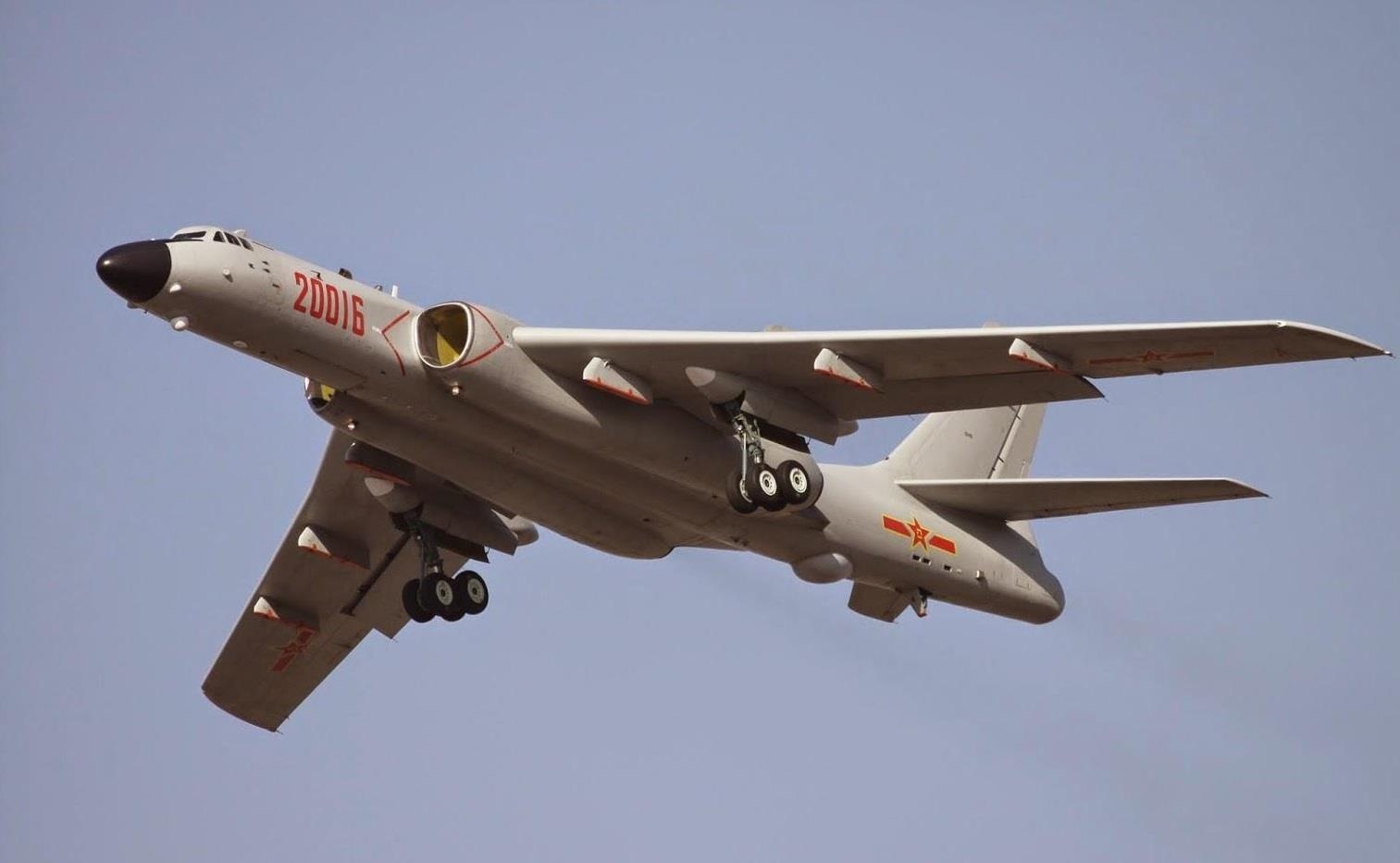 Trung Quoc nang cap phi co H-6 mang ten lua, doi pho tau san bay My hinh anh