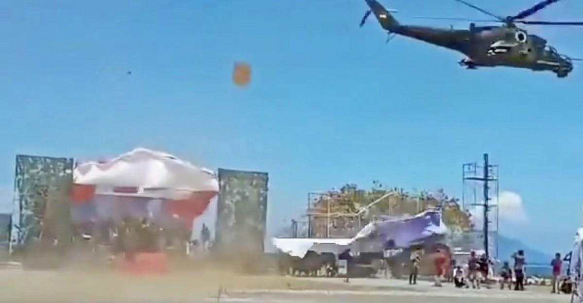 Truc thang Mi-35 bay qua thap pha nat le duyet binh o Indonesia hinh anh