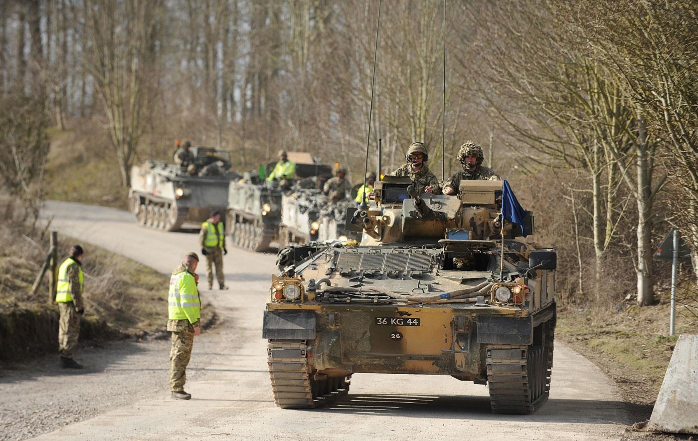 Hang tram xe thiet giap Anh tien vao Estonia de tap tran hinh anh