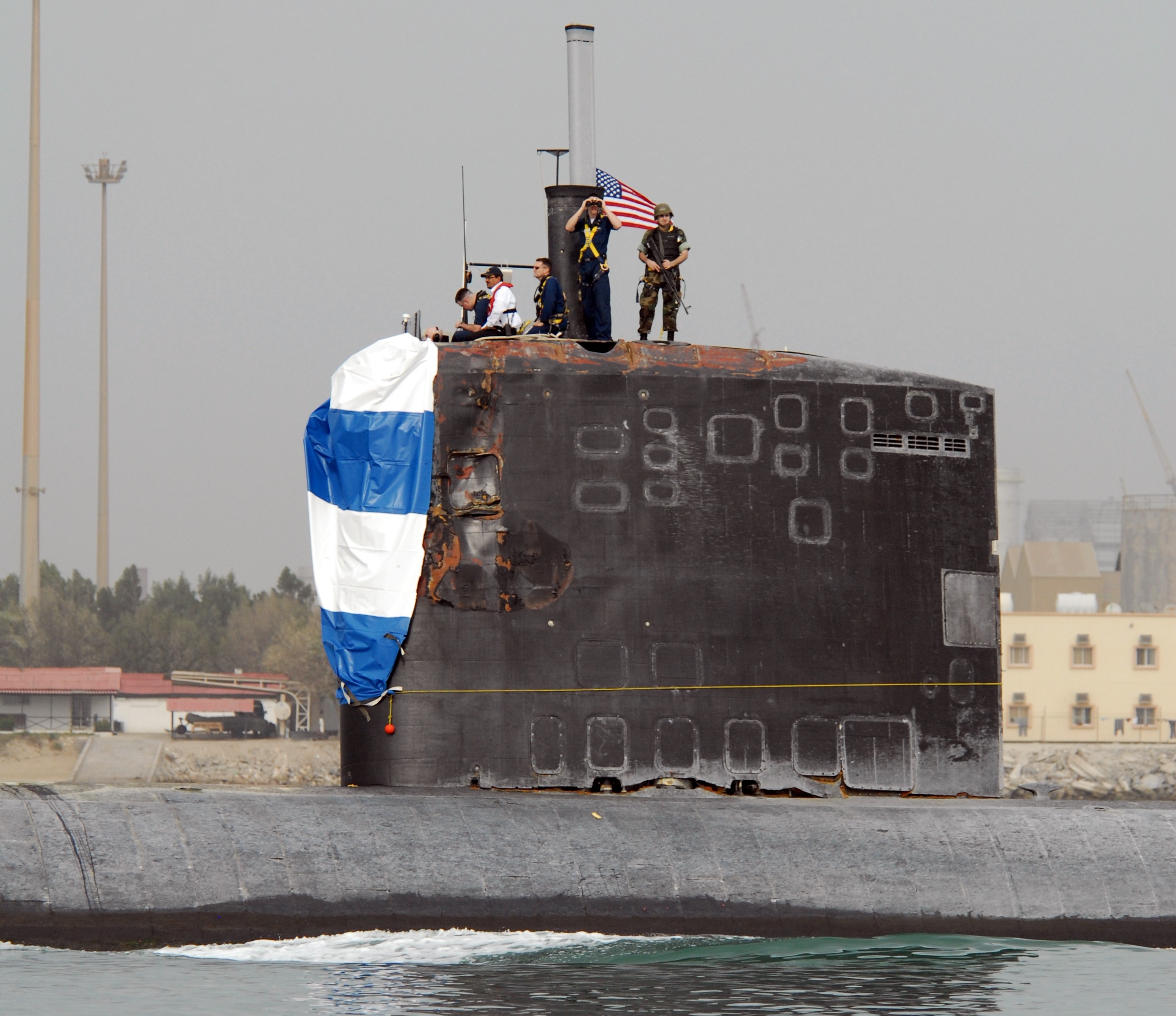 Sự cố khi tàu ngầm nổi khẩn cấp ảnh 3 Su co khi tau ngam noi khan cap anh 3