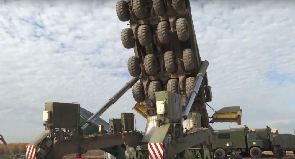 Quan doi Nga dua ten lua nang 50 tan vao gieng phong hinh anh