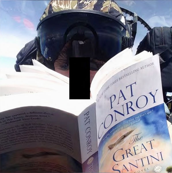 Phi cong My doc sach khi bay anh 2