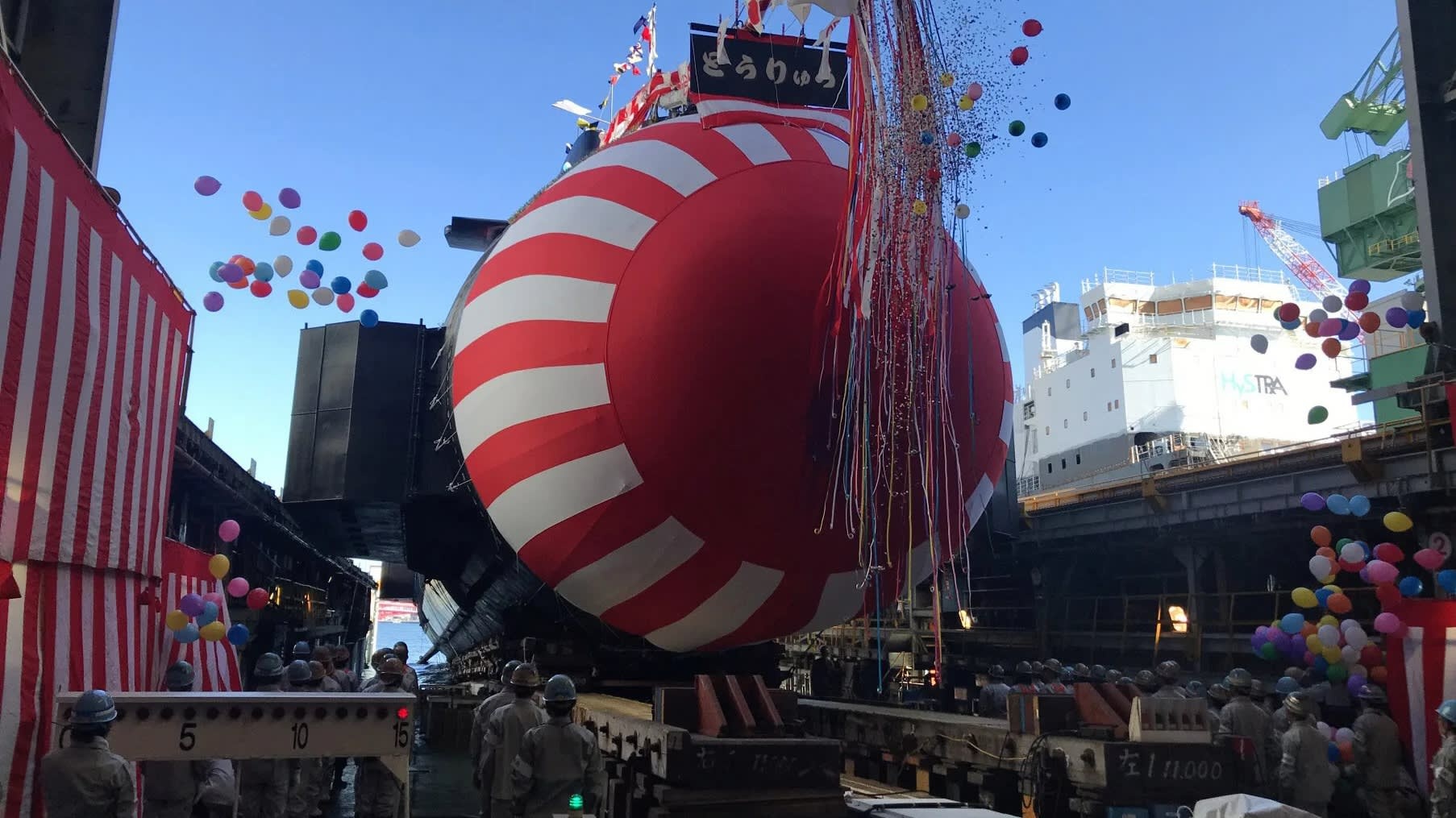 Nhat ha thuy tau ngam rong chien lon nhat hinh anh