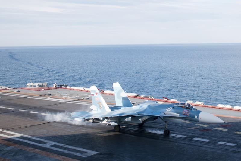 30 nam lan ha canh dau tien cua Su-33 tren tau san bay Kuznetsov hinh anh