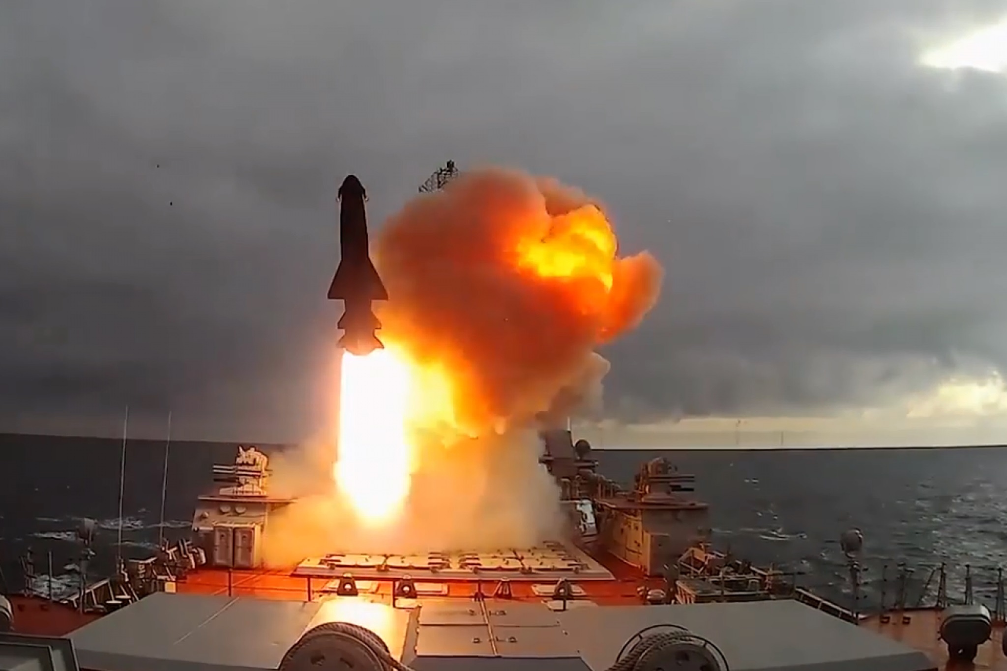 Nga nang cap tau chien mang ten lua sieu vuot thanh Zircon hinh anh