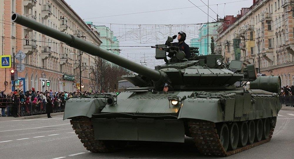 Xe tang T-80 giai cuu xe buyt mac ket o Nga hinh anh