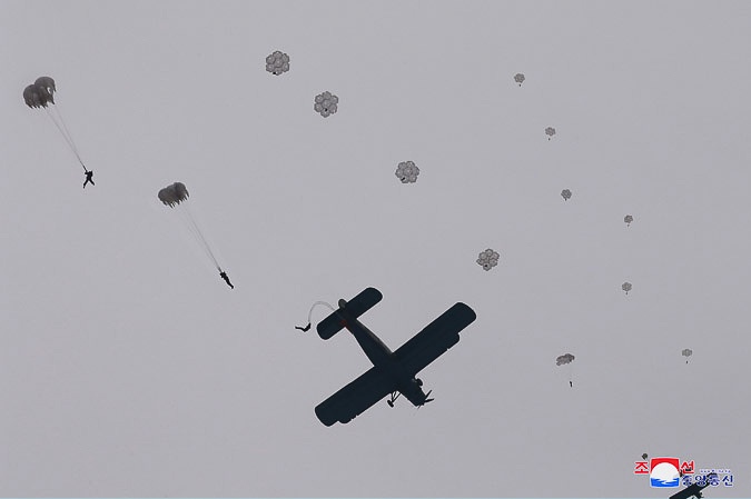 Ong Kim Jong Un thi sat quan doi anh 4