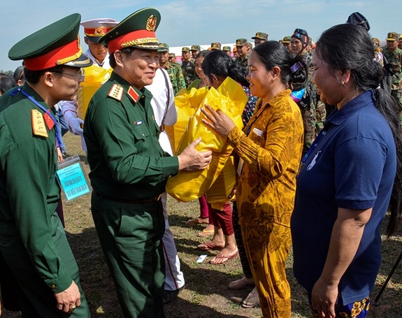 Hop tac quoc phong Viet Nam-Campuchia anh 14