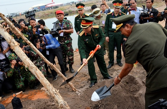 Hop tac quoc phong Viet Nam-Campuchia anh 4