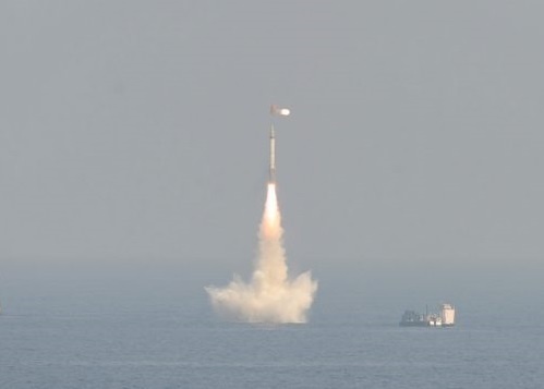 An Do thu ten lua dan dao tam ban 3.500 km phong tu tau ngam hinh anh