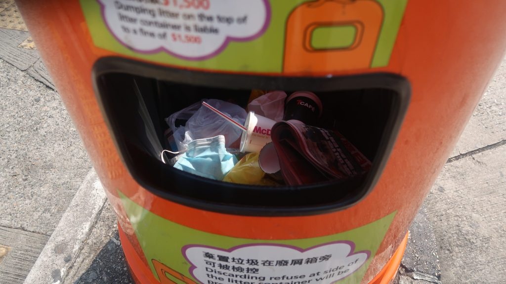 Lo ngai lay virus corona tu khau trang o thung rac bi thu gom tai che hinh anh