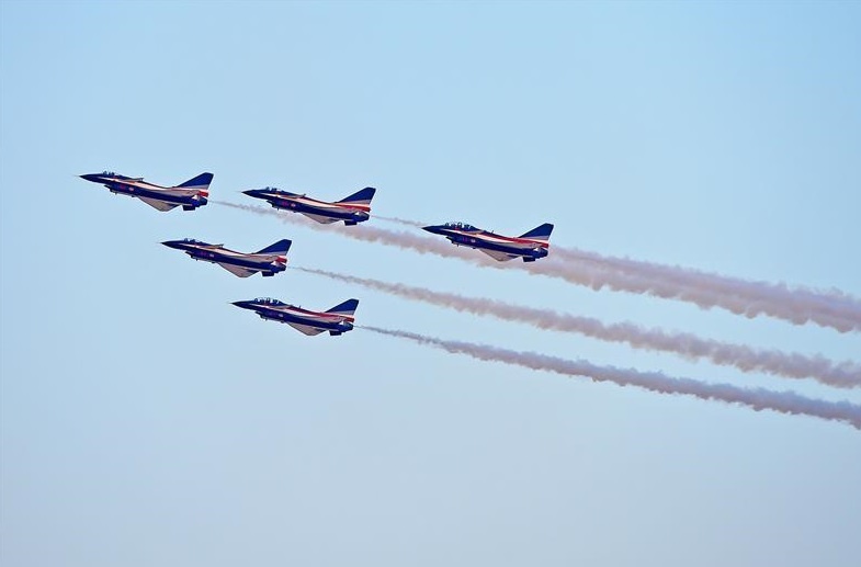 Doi bay Bat Nhat cua TQ den Singapore du trien lam giua lo ngai corona hinh anh