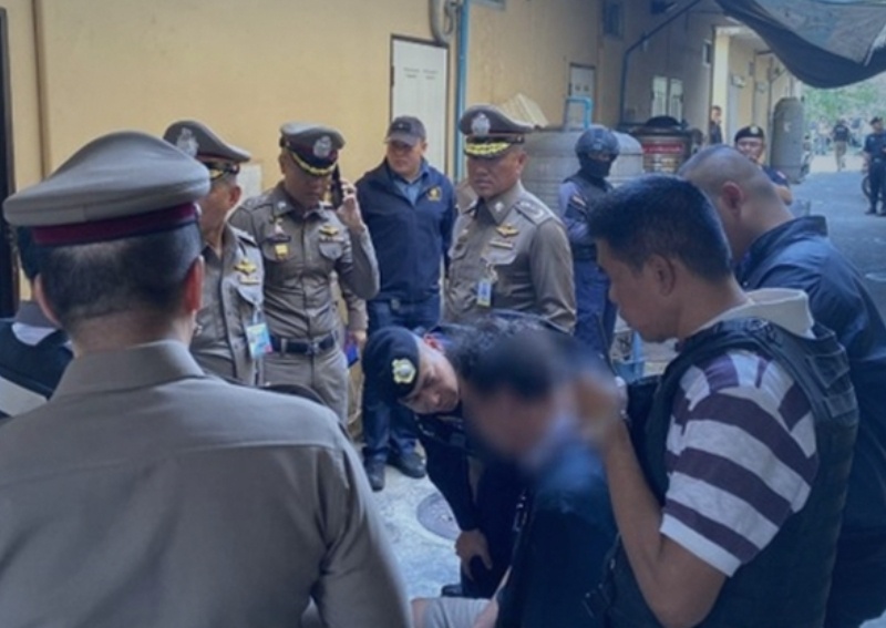 Canh sat Thai vay bat tay sung ban 40 phat dan o trung tam Bangkok hinh anh