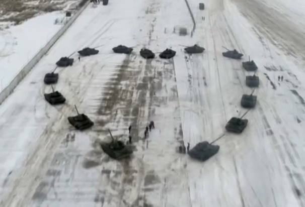 Linh Nga dung 16 xe tang de cau hon voi ban gai hinh anh