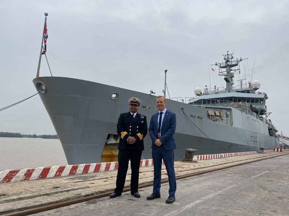 Tau quan su Anh tham Viet Nam anh 1