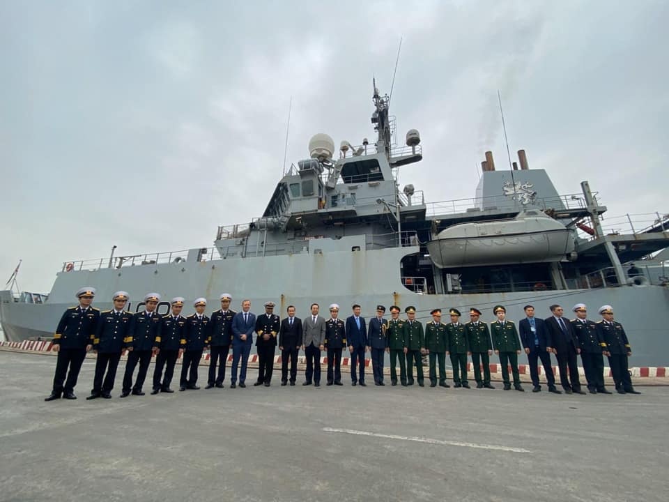 Tau quan su Anh tham Viet Nam anh 2