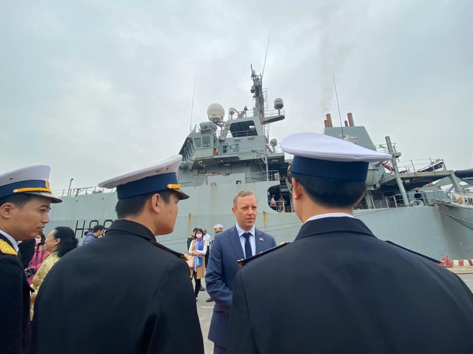 Tau quan su Anh tham Viet Nam anh 3