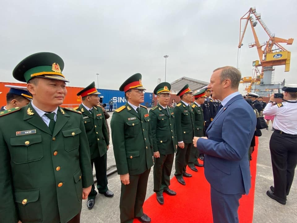 Tau quan su Anh tham Viet Nam anh 4