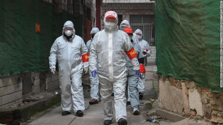 Nghich canh o Vu Han khi nguoi khoe bi gom vao cach ly cung ke benh hinh anh