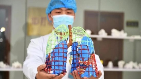Bac si Trung Quoc tai tao mo hinh 3D phoi benh nhan nhiem Covid-19 hinh anh