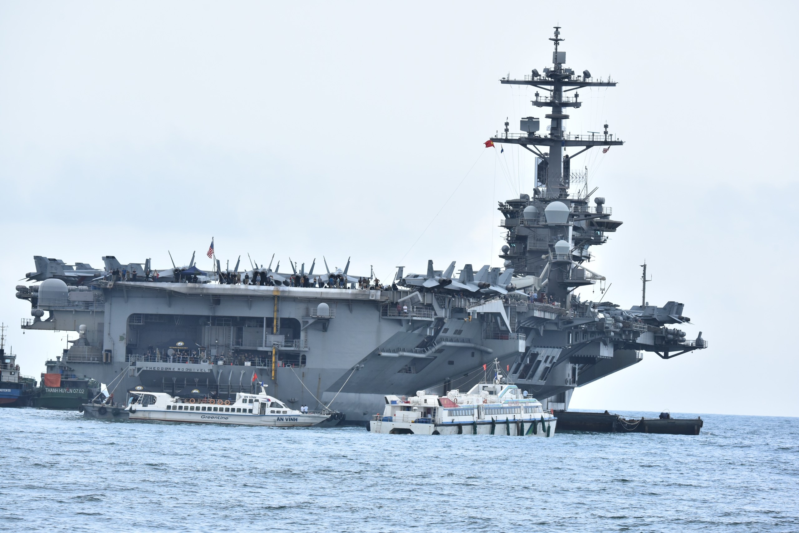 Tau san bay My tham Viet Nam anh 2