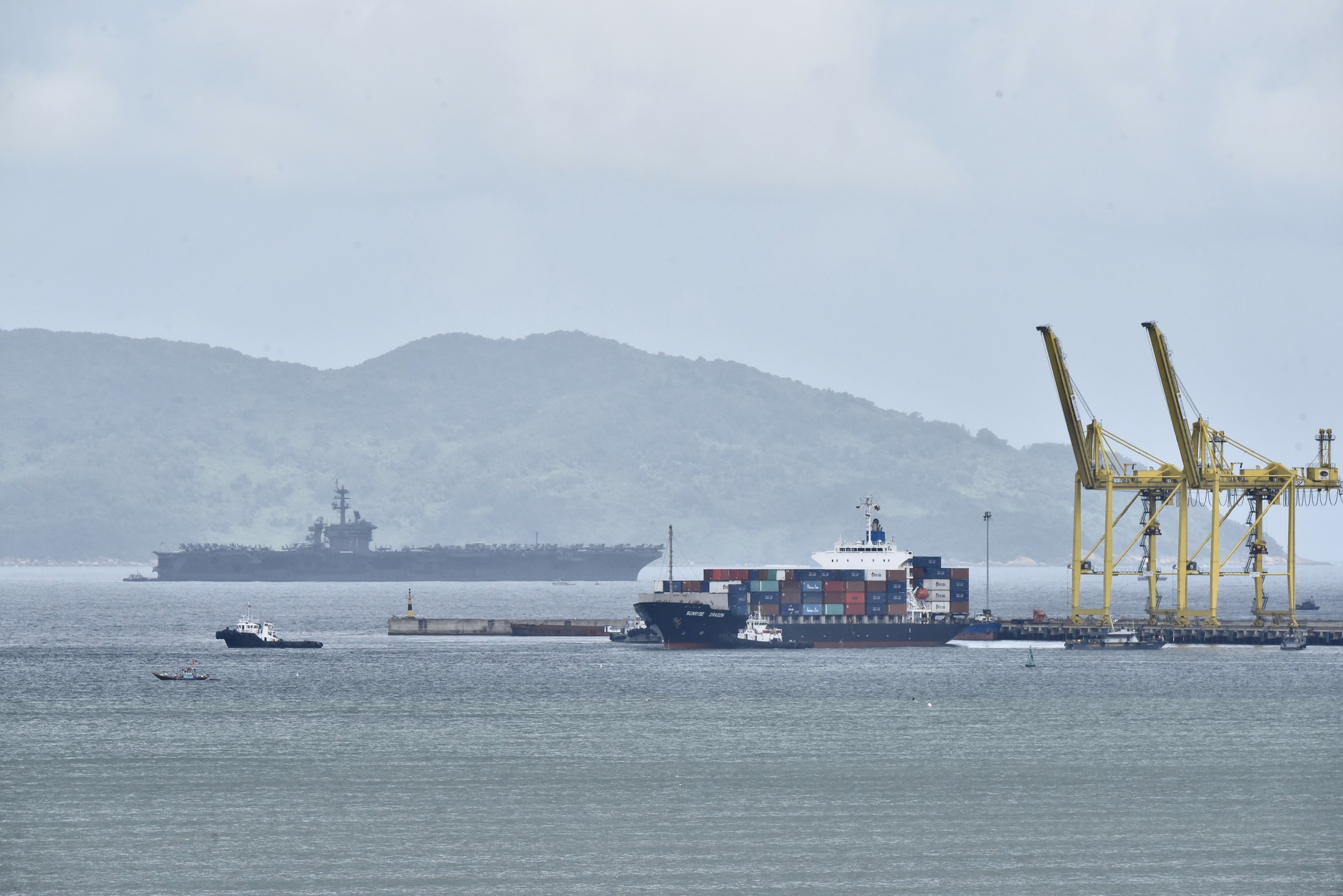 Tau san bay My tham Viet Nam anh 2