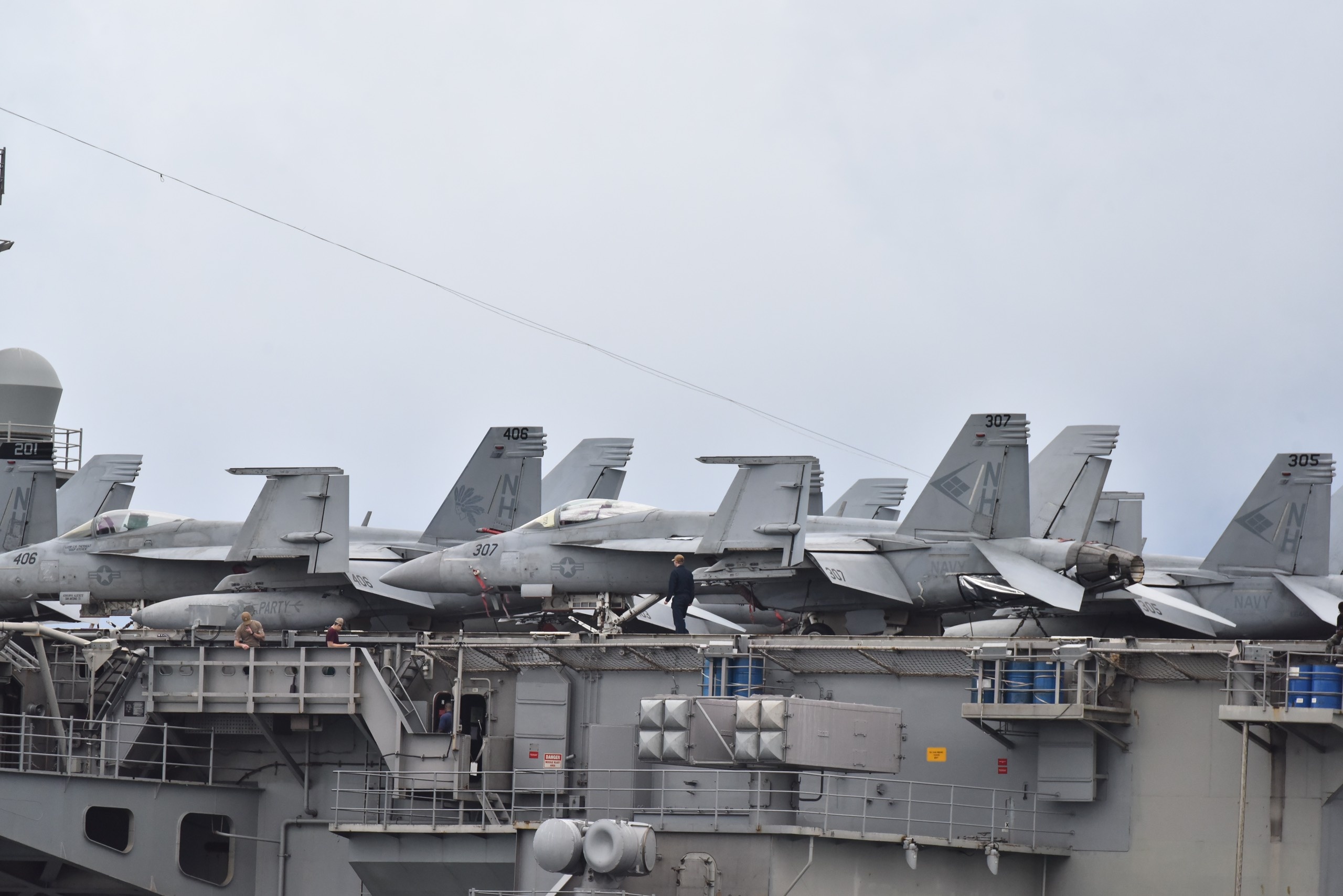 Dan may bay hung hau tren tau san bay o Da Nang hinh anh