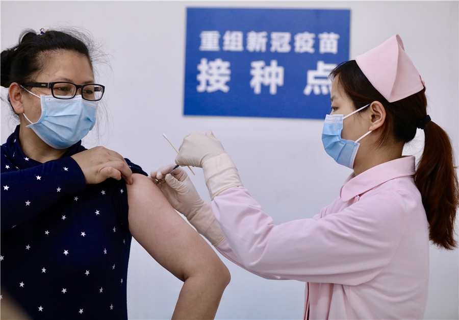 Nguoi tinh nguyen thu vaccine Covid-19 o Vu Han hinh anh