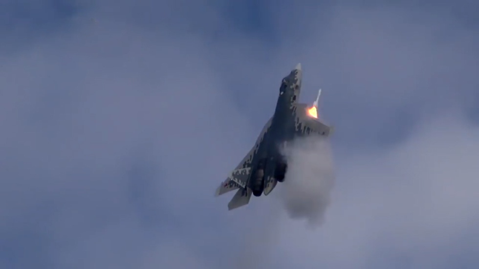 Su-57 pho dien ky nang phong ten lua khi bay thang dung hinh anh