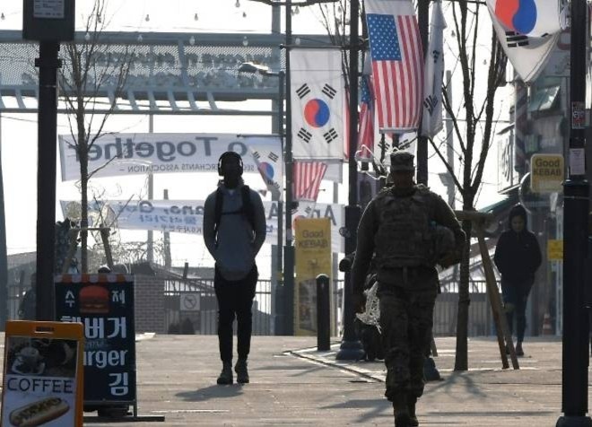 Tranh cai tien bac, 4.000 nguoi Han lam cho quan doi My nghi viec hinh anh