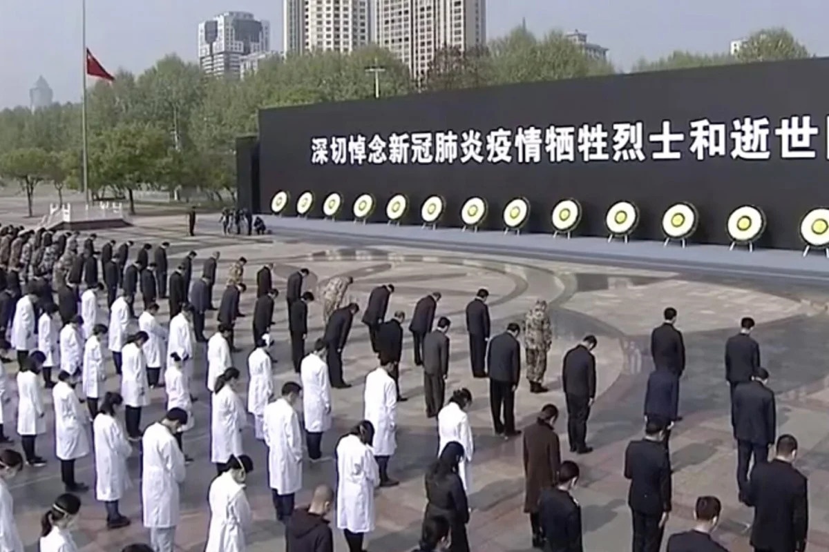 Trung Quoc to chuc quoc tang cho nan nhan chet vi virus hinh anh